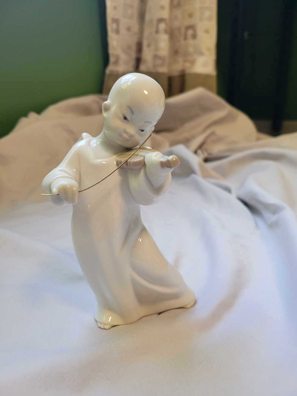 Lladro 4536 Angel Playing Violin